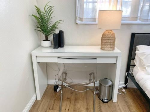 Hot Tub . Near Freeway . Quick 2 Theme Parks/Beach Three-Bedroom House