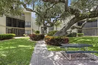 Luxurious 1-Bedroom Condo a Short Walk to Siesta Key Beach