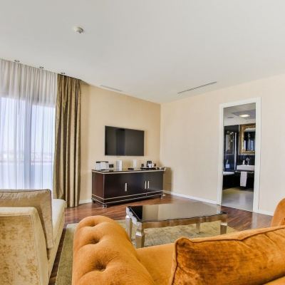 Suite with Hot Tub Hotel 525 Promo Code