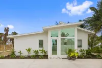 Seahaus • Newly Renovated Luxury Beachfront Home • Hôtels à : 