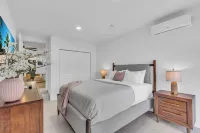 Coastal Luxury 7mi to Anna Maria Private Home