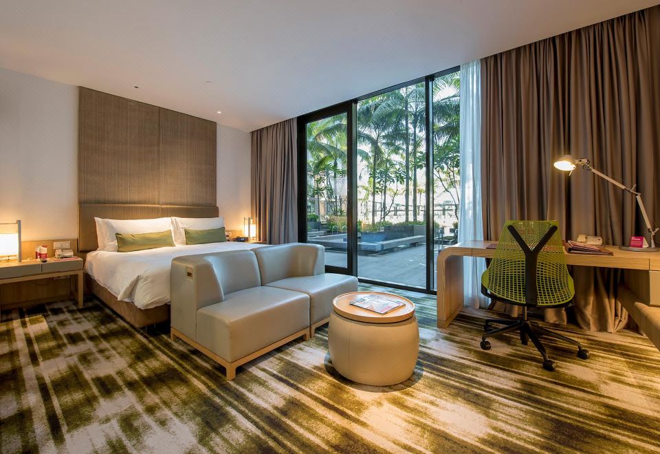 1 張特大床小型套房，可使用泳池