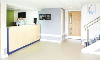 Warrington Motel, J20 M6 Lymm Services - Housity