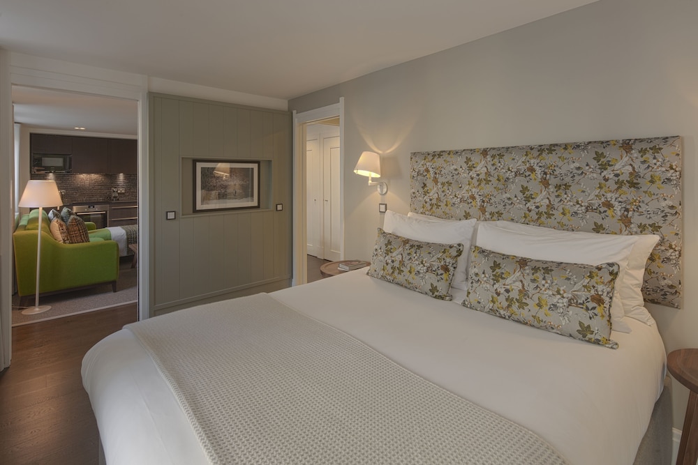 Luxury One Bedroom Apartment With Bed Alcove