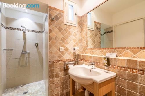 带花园侧面和露台的双人房