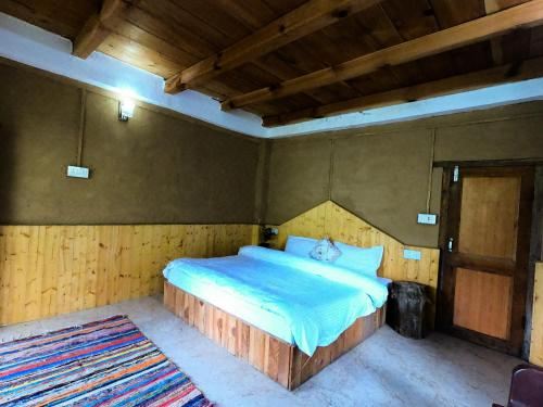 带山景的双人间