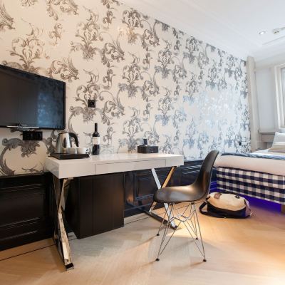 Deluxe Queen Room Amsterdam Canal Hotel Promo Code