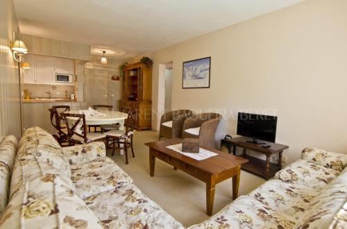 带停车位的两卧室公寓