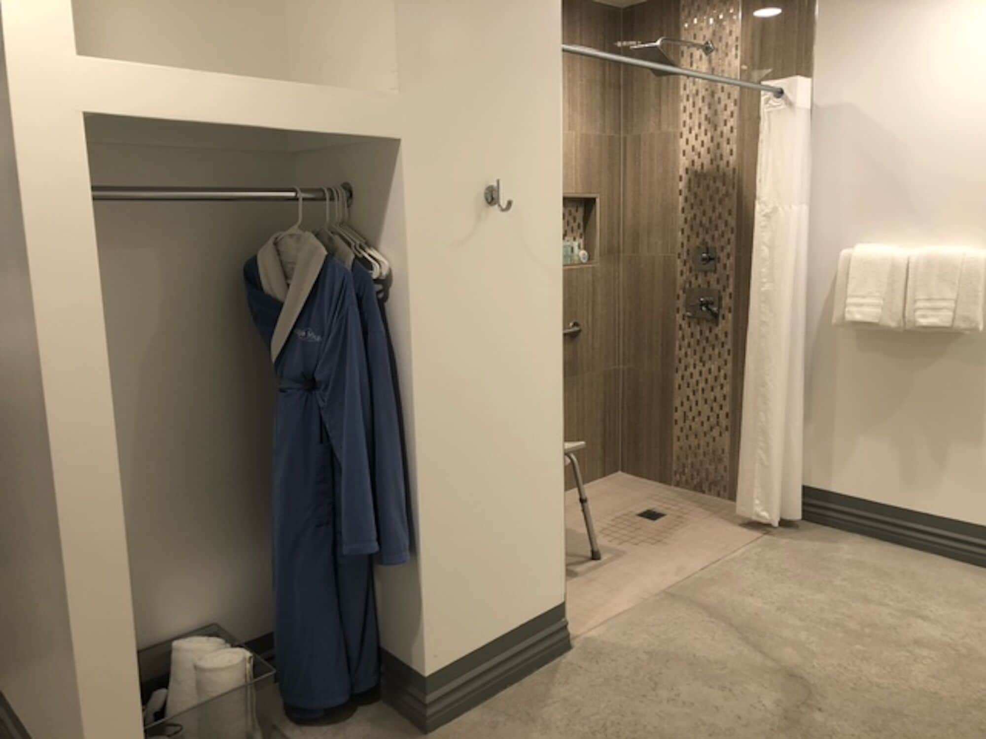 舒适客房， 1 张特大床， 无障碍