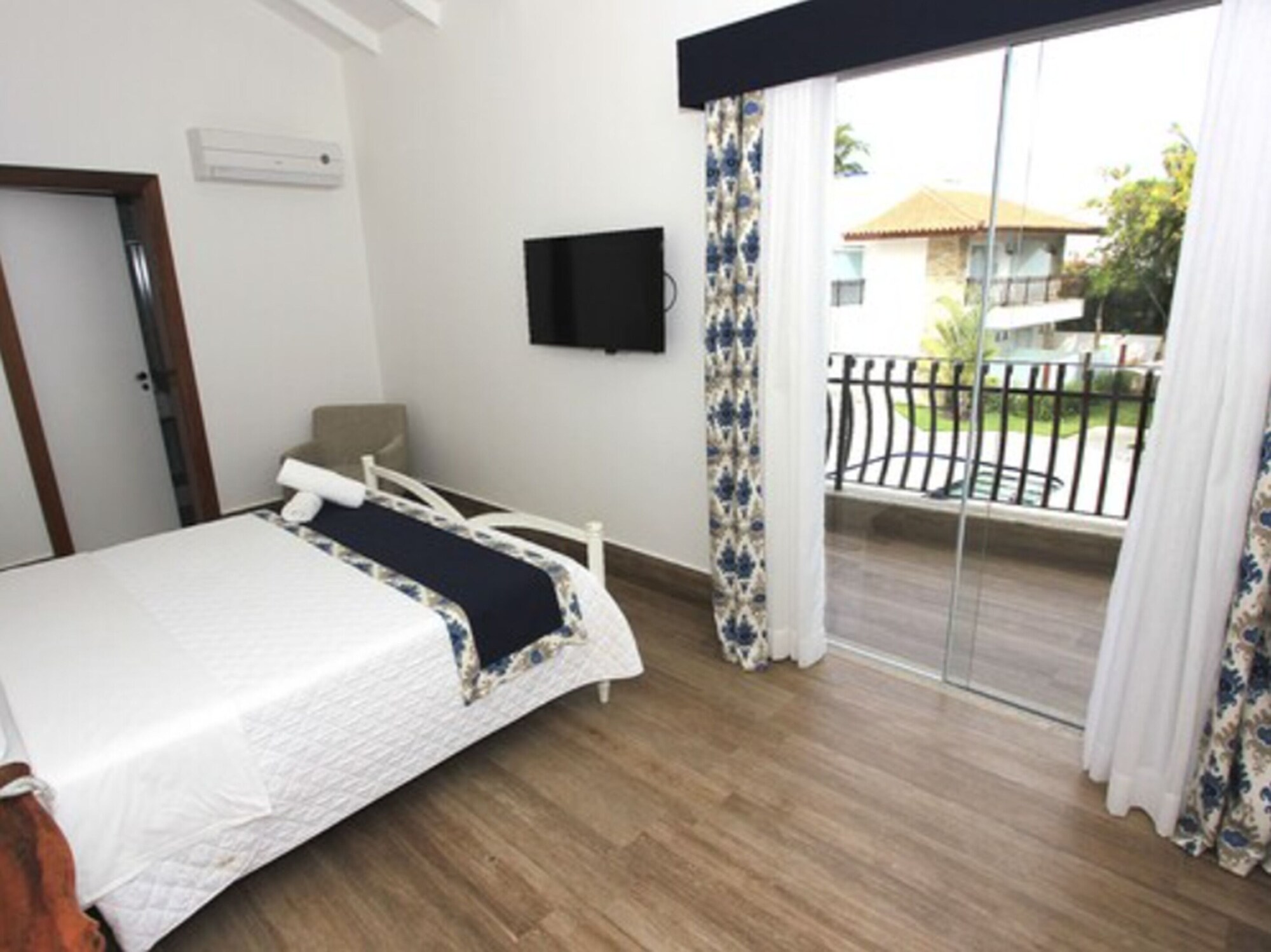 泳池景豪华大床间