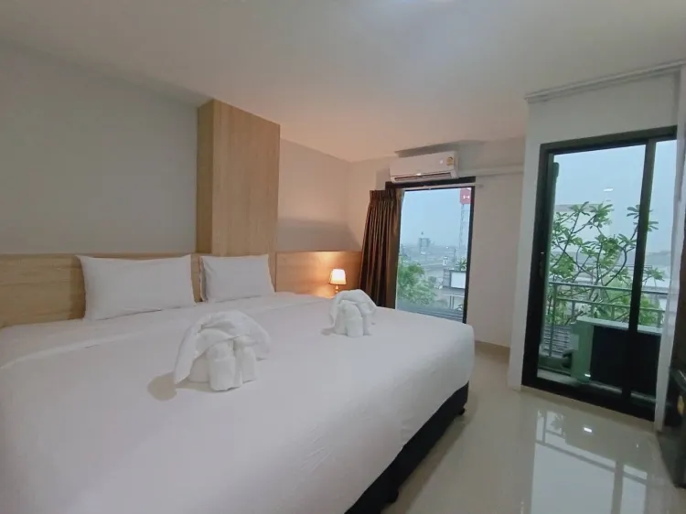 ห้องดีลักซ์พร้อมอ่างอาบน้ำและเตียงใหญ่