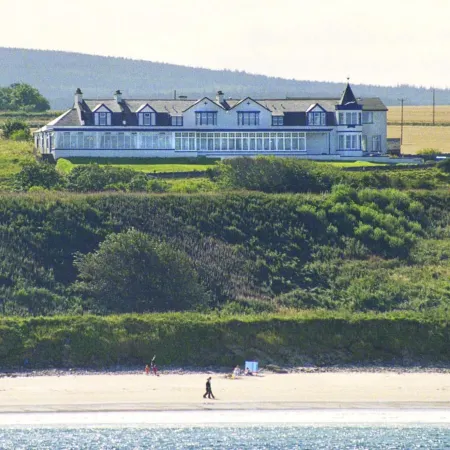 Cullen Bay Hotel Отели в г. Каллен