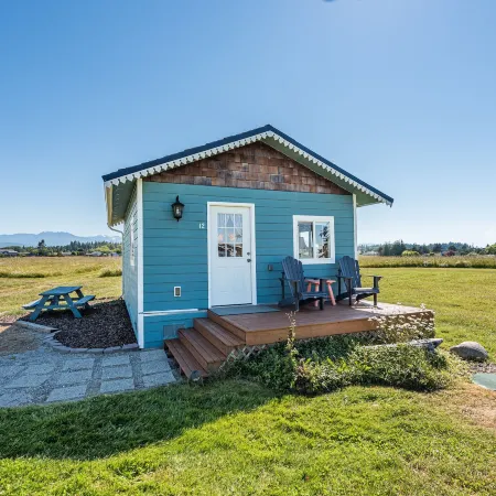 Juan de Fuca Waterfront Hotel & Cottages Отели в г. Секим