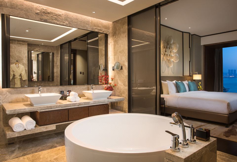 高级海湾景观超大床（一线海景度假圆浴缸）