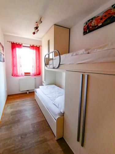 带阳台的标准两居室公寓