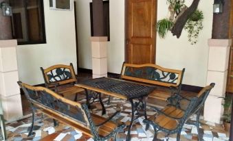 Sierra Traveller’s Inn Holy Spirit - Housity