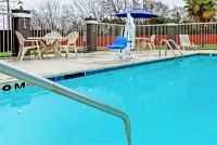 La Quinta Inn & Suites by Wyndham Cleburne