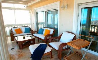 Penthouse with 3 Bedrooms, 2 Bathrooms, Super-Fast Wifi and Sea View