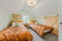 Peaceful Pet-Friendly Cottage Near Starved Rock+EV Charger+Fully Fanced Yard!