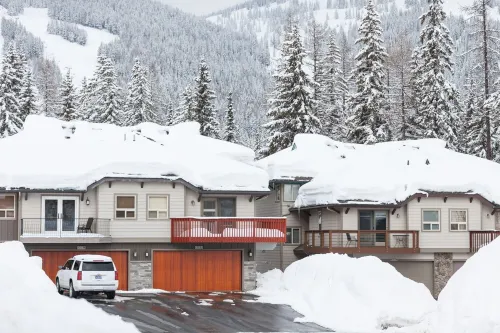 SKI IN/OUT, HOT TUB. 4 Bed 4.5 bath, 3 Kings, sleeps 20! 45 min to Glacier.