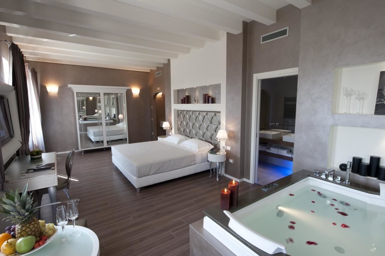 小型套房 - 带喷水浴缸