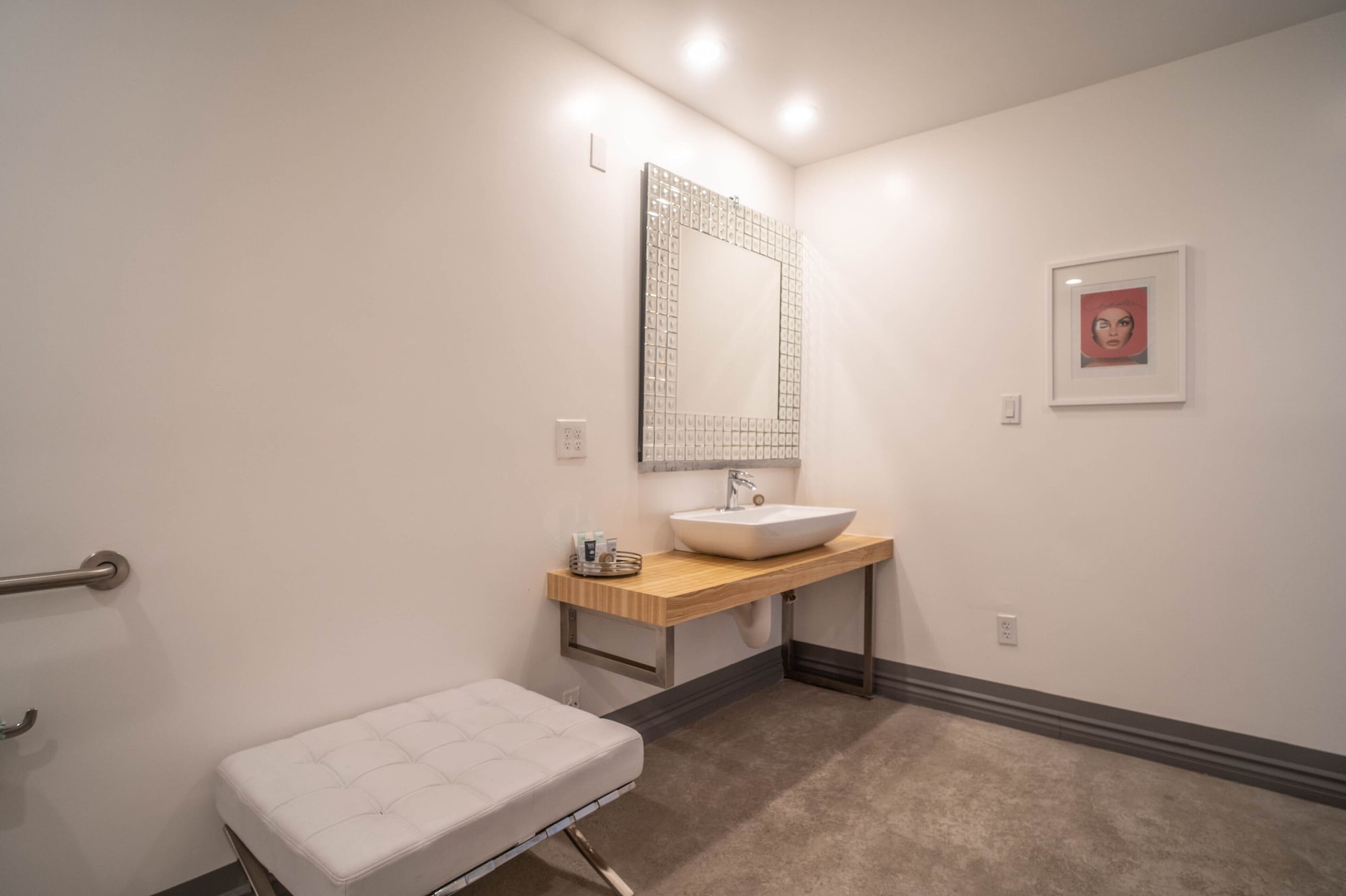 舒适客房， 1 张特大床， 无障碍