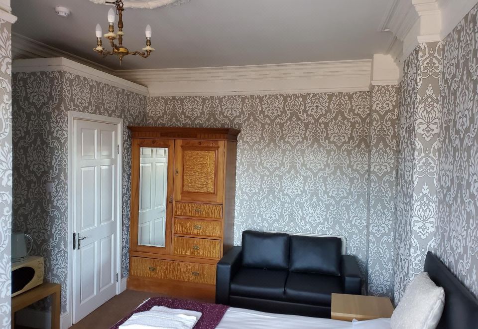 The Queens Arms Hotel - Housity