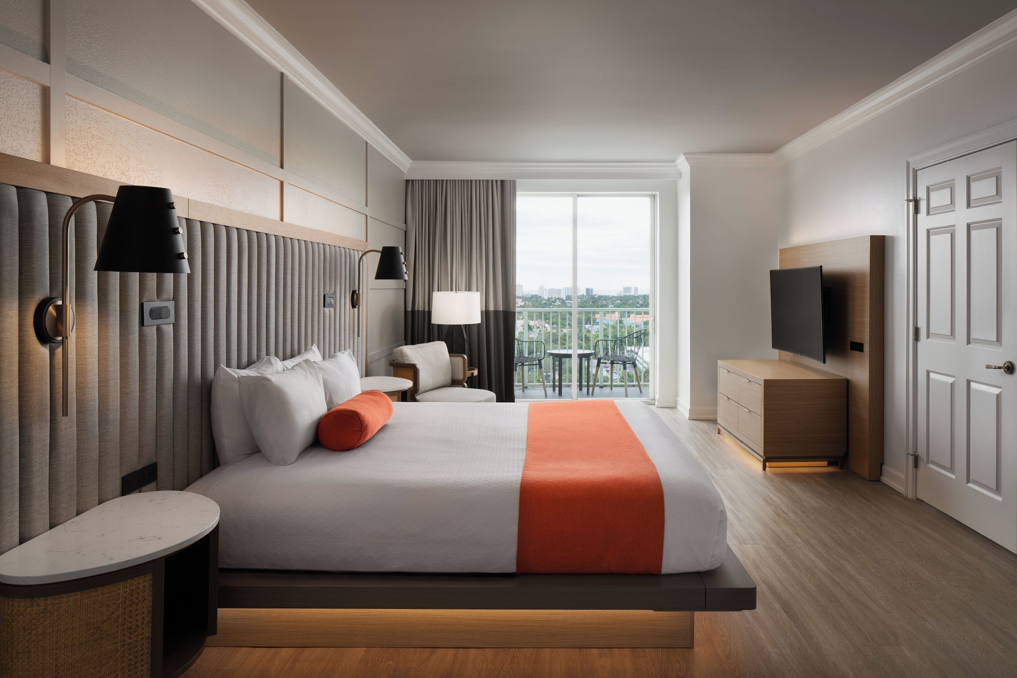 初级套房带角落阳台城市景观，1张特大床