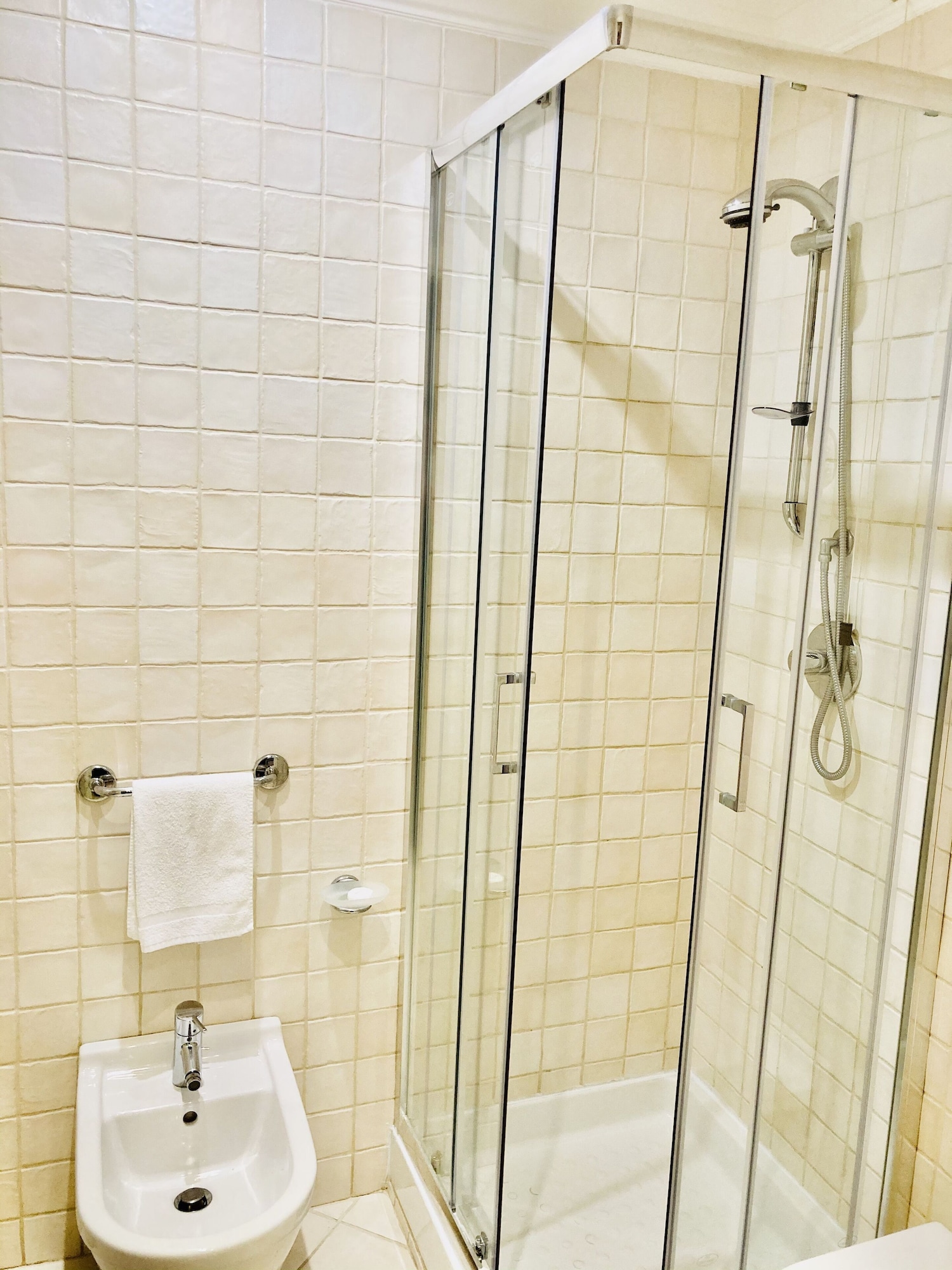 基础客房， 1 张大号单人床， 城市景观