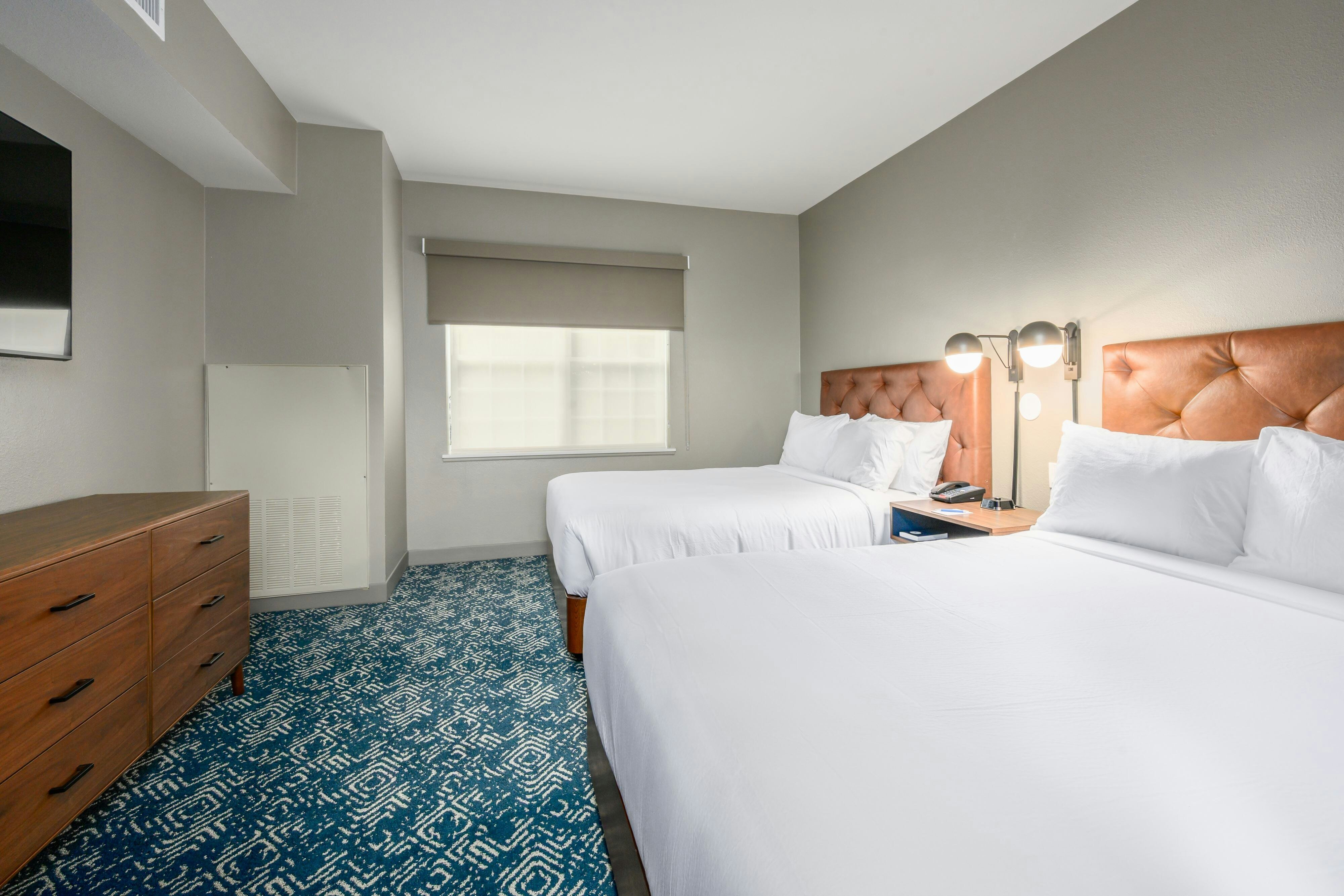 小型套房， 2 张大床和 1 张梳化床