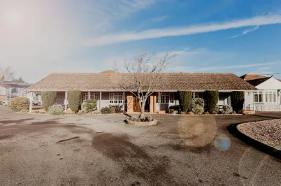 Crown Lodge Hotel Hotele w: 