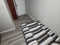 Bright & Cozy 2-Bedroom Main Floor Suite Hotel a Brampton