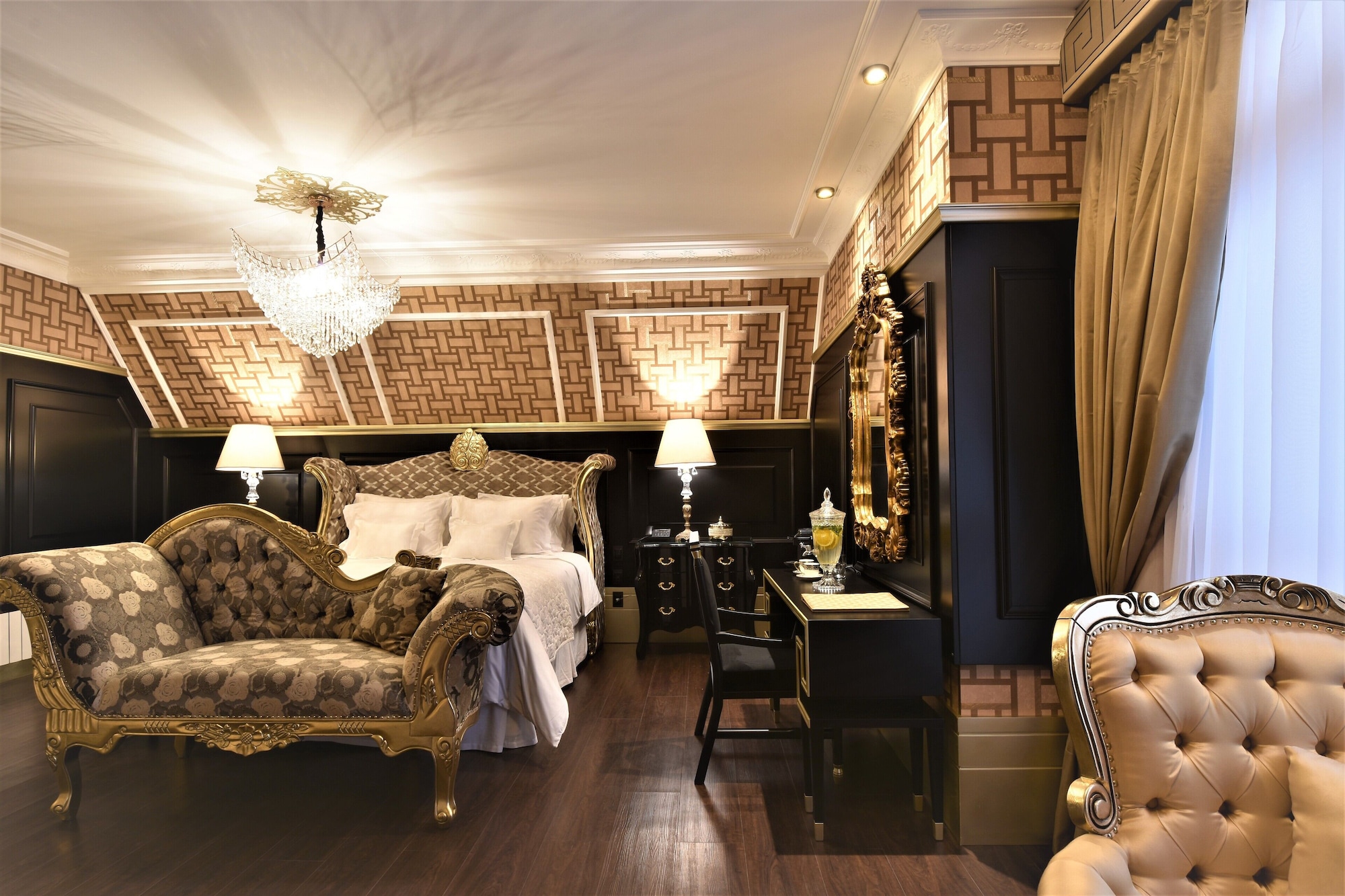 帝国大师套房，带按摩浴缸（套房）