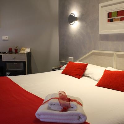 Comfort Double Room Hostal Paris Promo Code