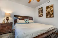 Impressive Private 2BR Suite w/Parking Univ Area Hotel di 