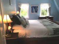 Spacious and charming home in a park-like setting ベリアンのホテル