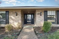 3Br Oasis with Heated Pool, Hot Tub and King Bed in Allen