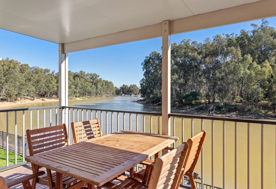 Deluxe 2 Bedroom Riverview Cabin-Sleeps 6