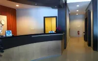 RedDoorz Plus Near Hotel Benua Kendari