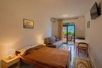 Madra Rooms and Apartments