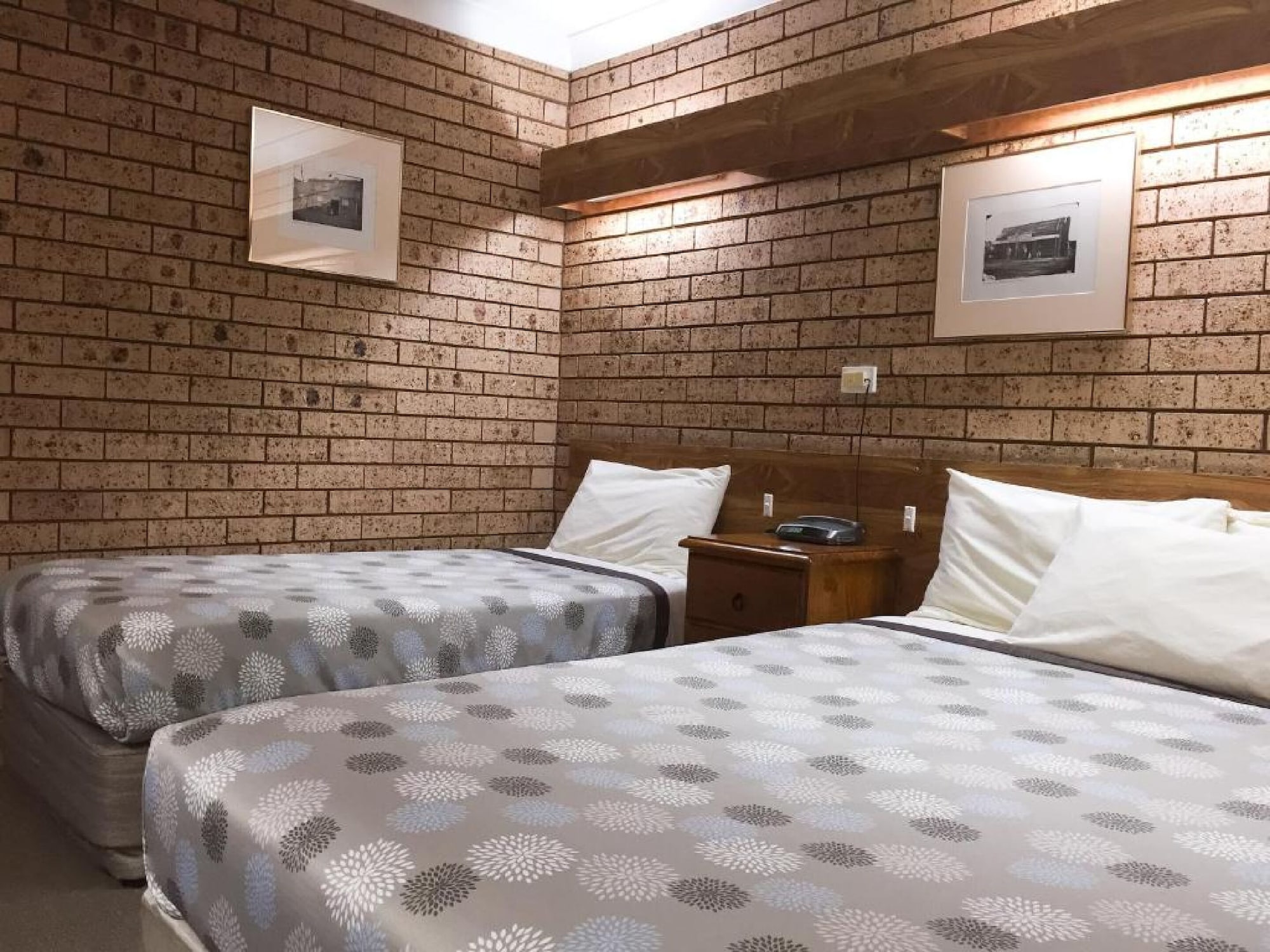 特大床加单人床