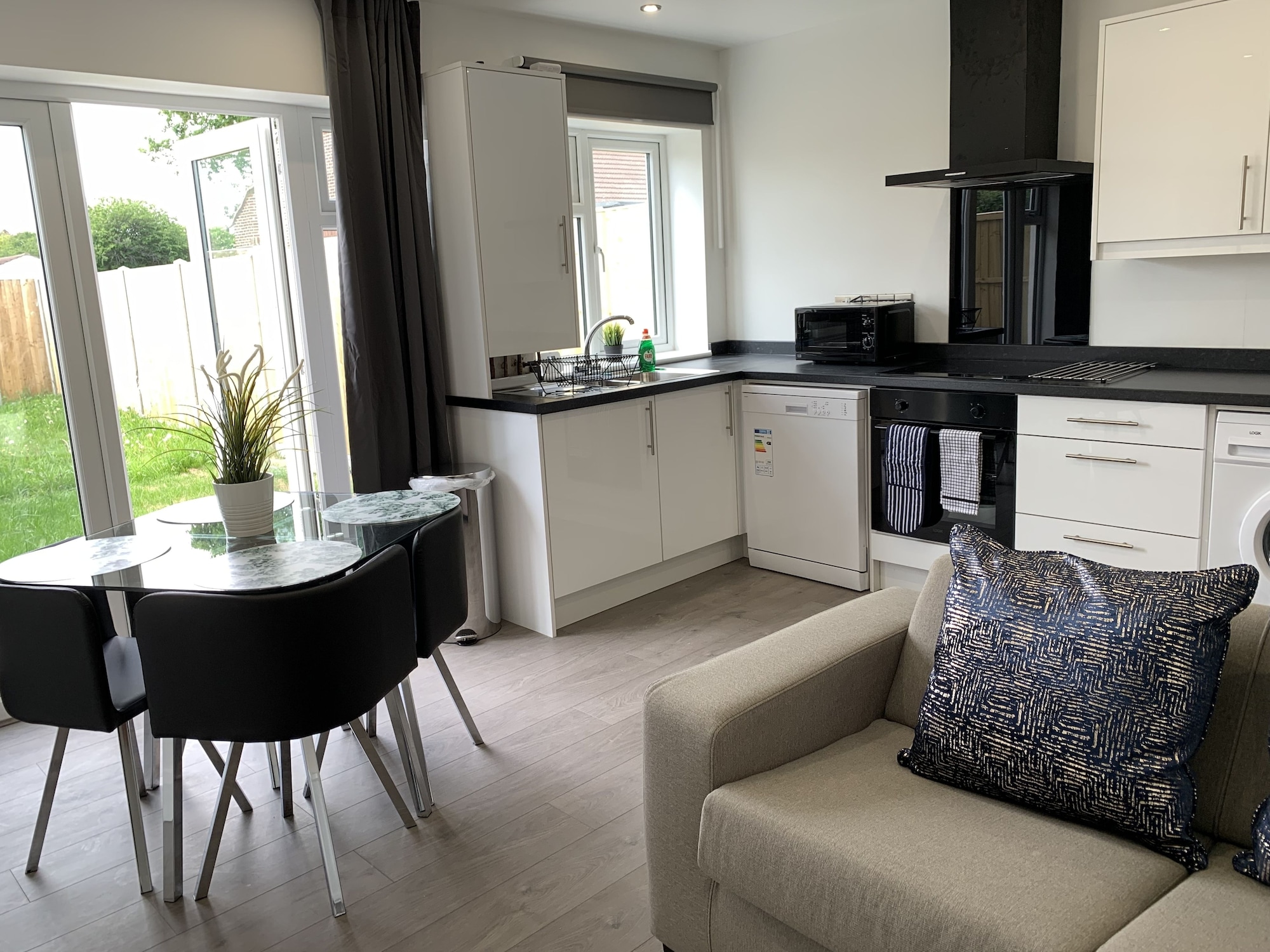 豪华公寓， 1张特大床带梳化床，花园景观 （Apt 2）