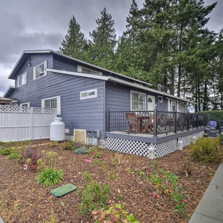 Spacious Home w/ Yard, 20 Miles to Olympic NP Отели в г. Секим