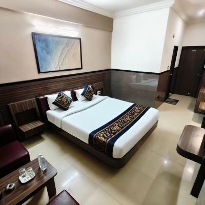 Deluxe Room With Double Bed And Air Conditioner Damji Hotel Promo Code
