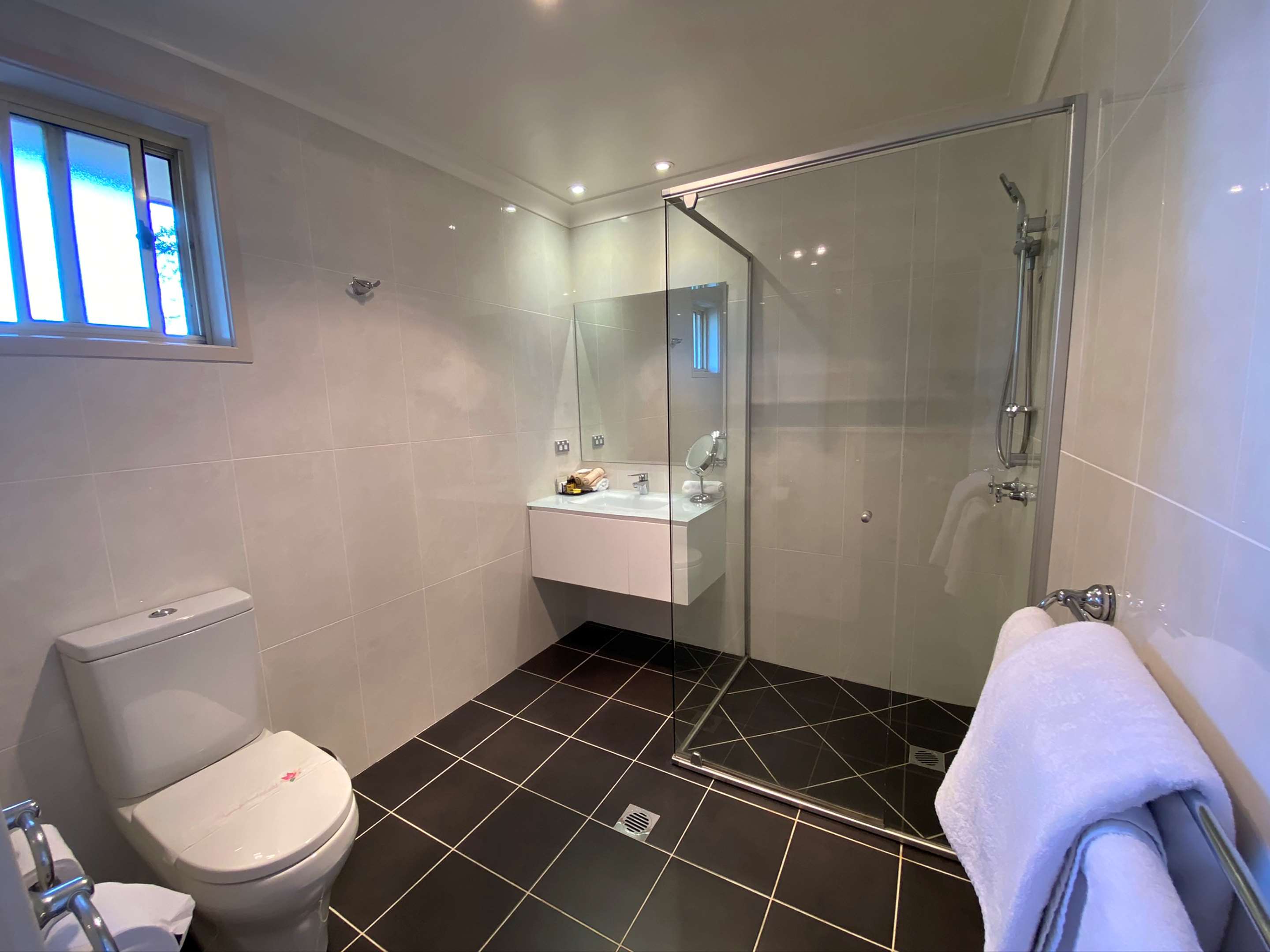 套房-1张大床1张单人床，禁烟，行政房，梳化床，小厨房，迷你吧，办公桌