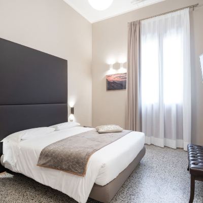 標準雙人房， 1 張特大床， 陽台 道芬馬蒂內利宮殿酒店優惠