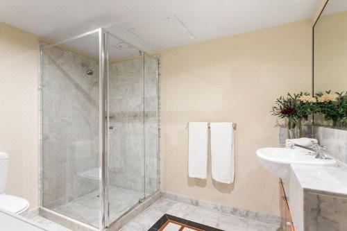 Stylish & Cozy 4BR Retreat with FREE Parking Apartment