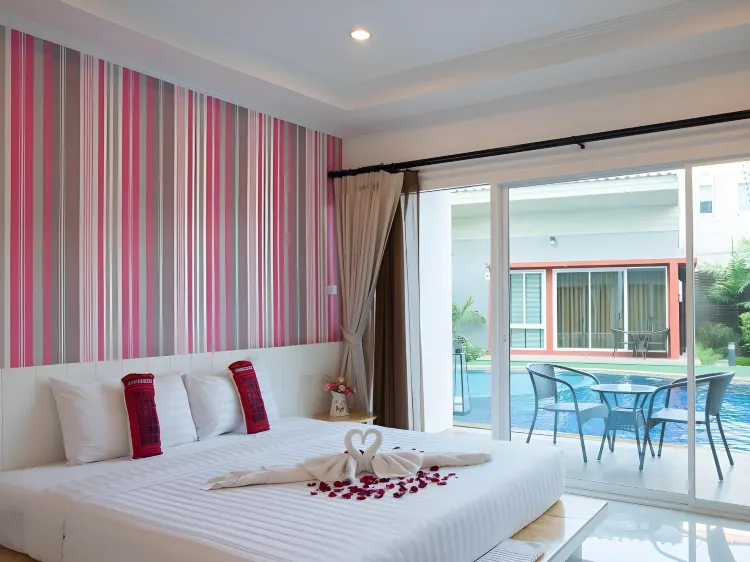 Deluxe Room With Pool Access 1 Double Bed