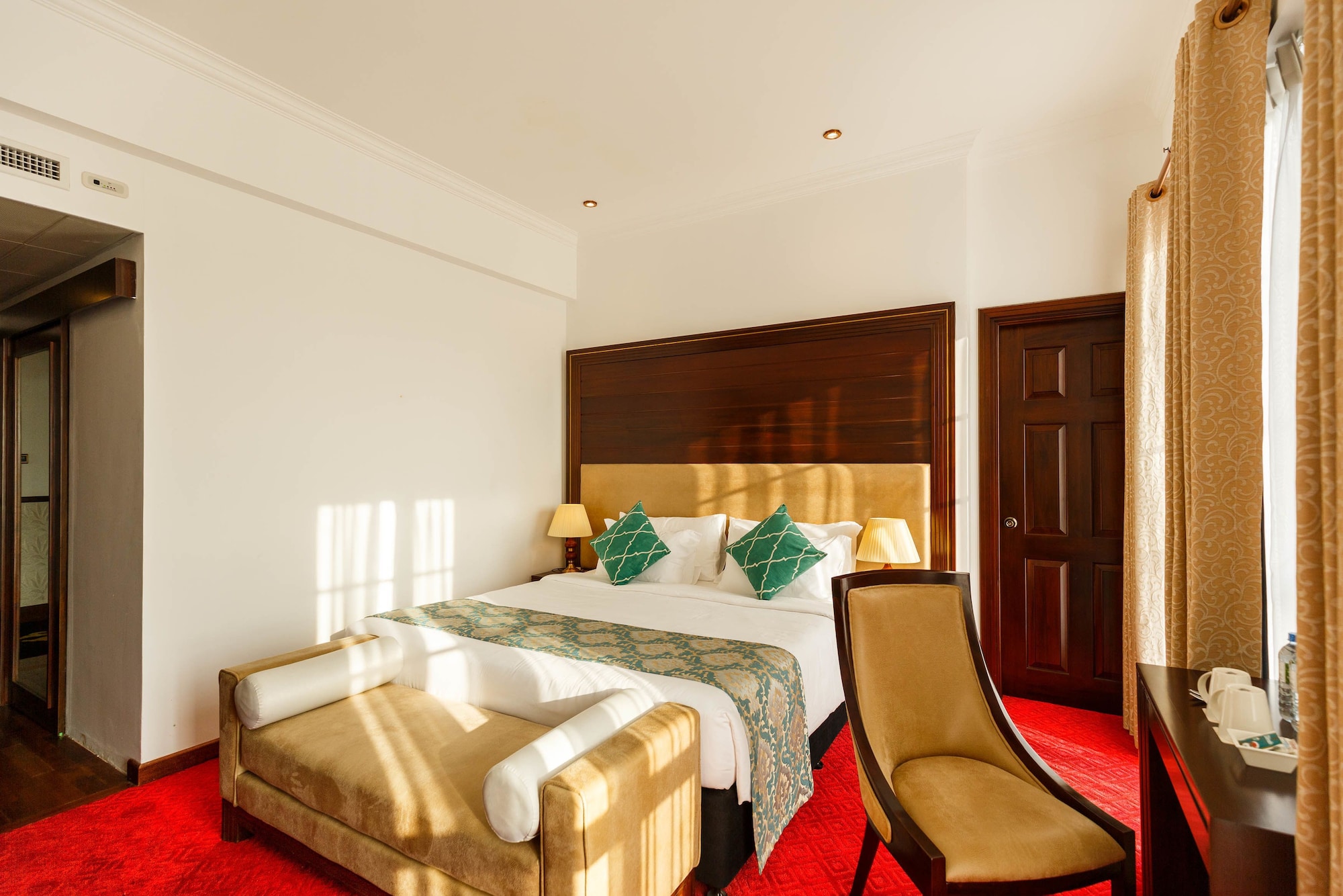 豪华双人房， 1 张特大床， 城市景观