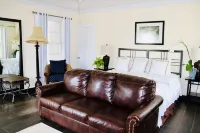 Runaway Hill Inn Hotele w: 